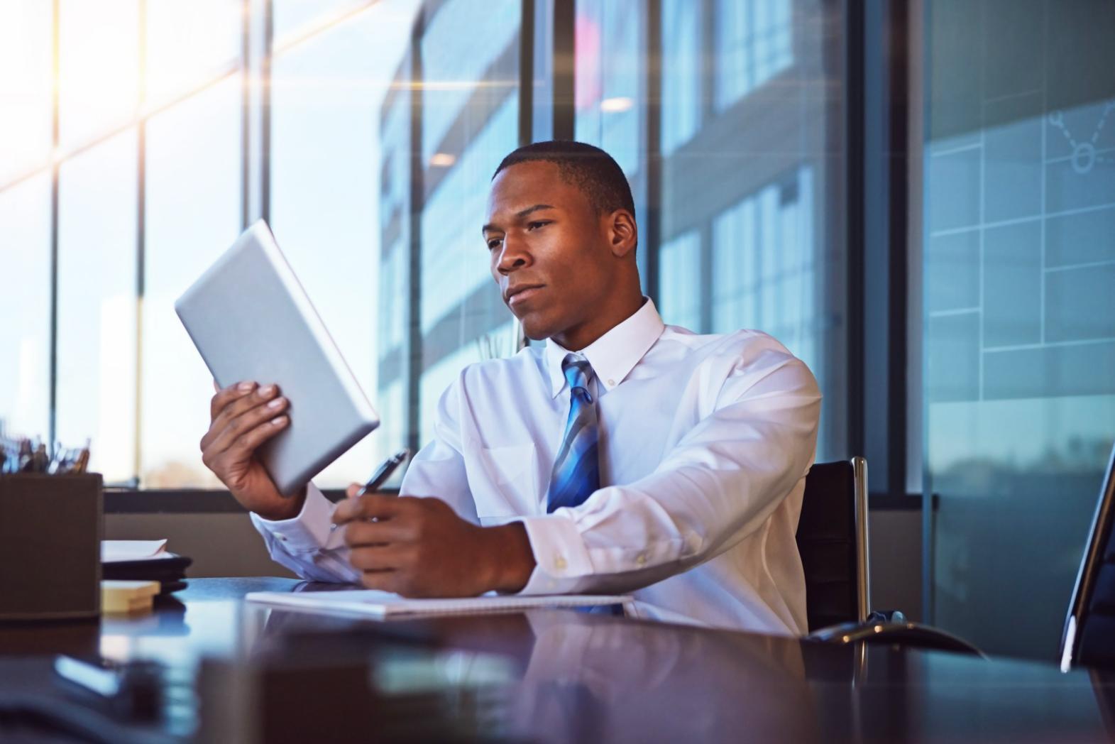 Bildschirm zeigt Live-Debugging einer Website mit geöffneten Developer Tools