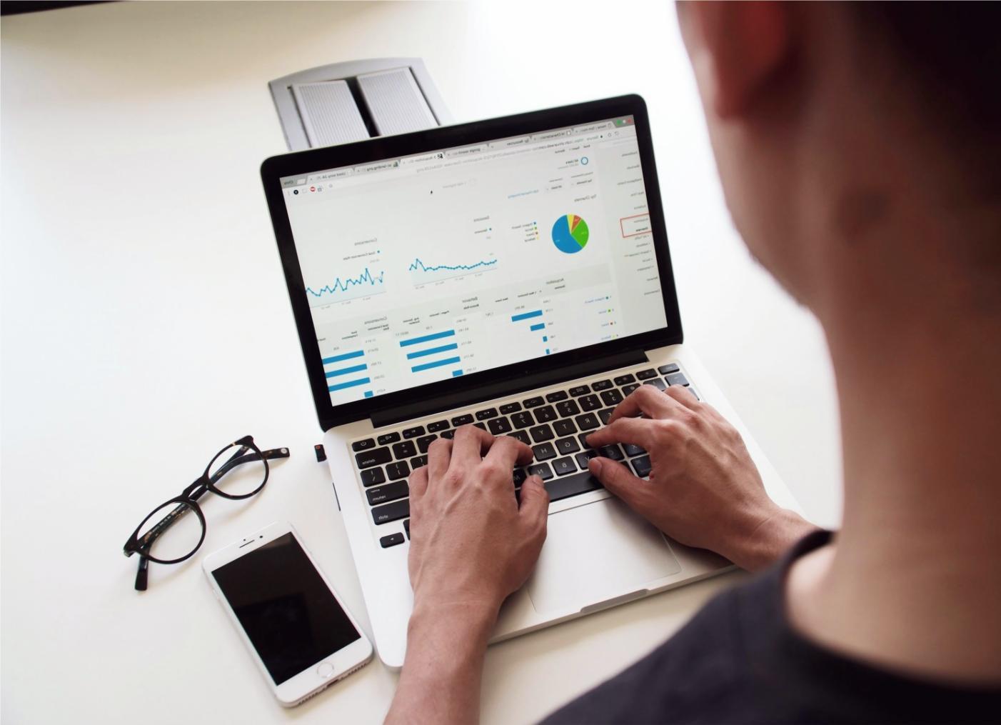 Teilnehmer analysiert Crawl-Statistiken während eines Live-Webinars